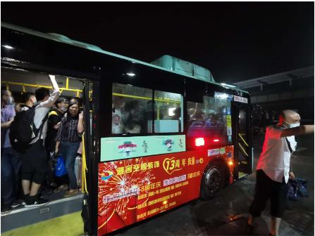 暴雨無(wú)情 公交有愛(ài) ——風(fēng)雨中的堅(jiān)守，因?yàn)槲覀兪枪蝗? width=